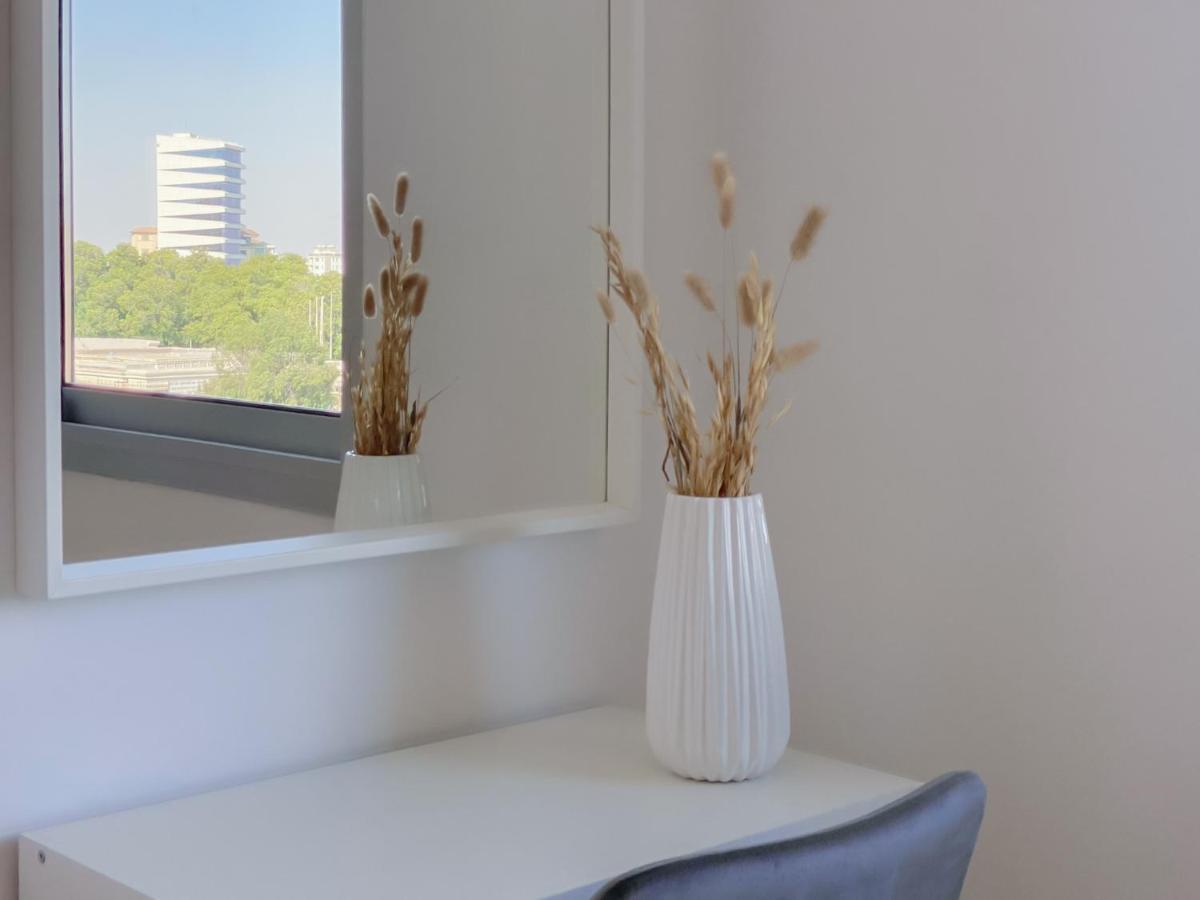 Phaedrus Living: Plateia Brillante Apartment *